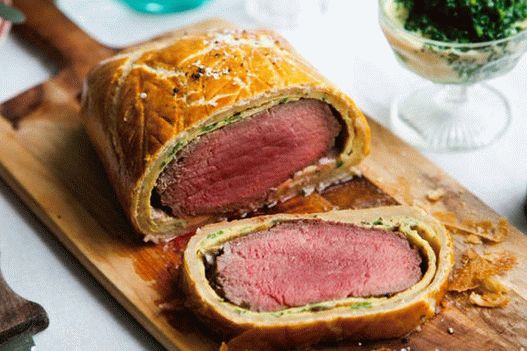 Foto din Beef Wellington cu spanac și anghinare