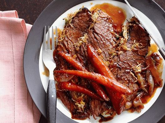 Foto brisket de vită într-o crustă de hrean cu morcovi