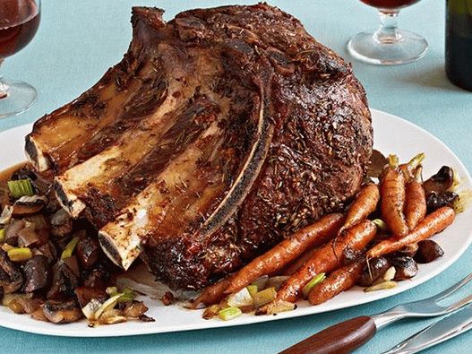 Photo Loin Beef pe un os în cuptor cu legume