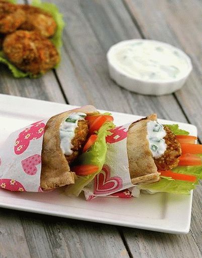 Foto tortilla gyro grecească umplută cu pâine de carne cu sos zaziki