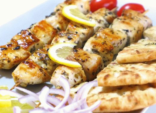 Foto souvlaki grecesc cu o tortilă