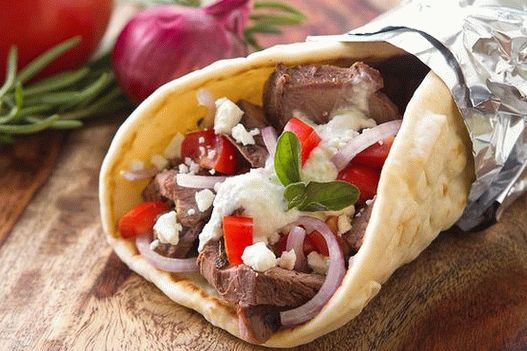 Foto fast food grecesc Gyros: tortilla cu miel și sos zaziki