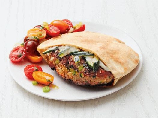 Foto burger grecesc cu salată de curcan și roșii