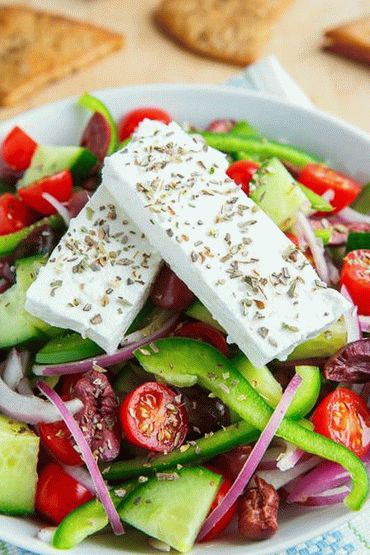 Foto Salată grecească de roșii și castraveți cu brânză feta