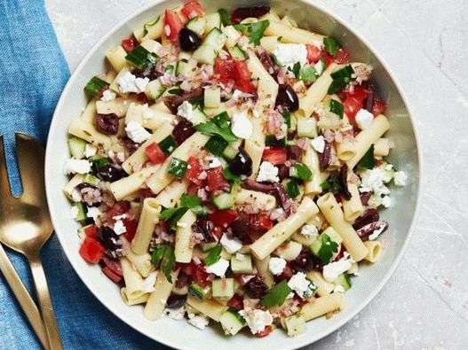 Foto salată grecească cu paste, feta și măsline