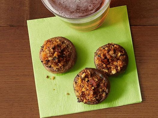 Ciuperci foto umplute cu legume cu sos de bivoli