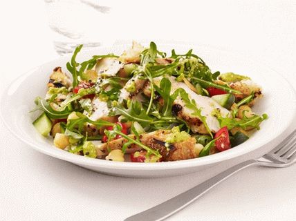 Foto Salată la grătar cu pui, rumenă și pansament cu gazpacho