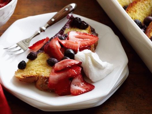 Caserolă de pâine cu afine, căpșuni și frișcă