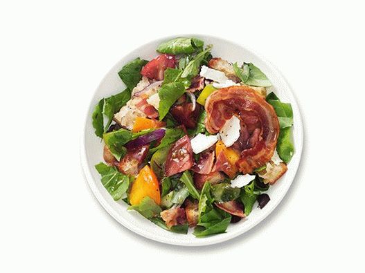 Salată de pâine foto cu pancetta, rumenă și roșii