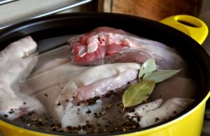  " ></p>
</li>
<li>
<p>După 1 oră, întindeți morcovii decojiți, ceapa în bulion și continuă să gătești carne încă 4 ore. </p>
</li>
<li>
<p>Puneți ușor carnea finită într-un recipient mare și răciți. Încercăm bulionul aromat pentru sare și filtrăm prin câteva straturi de tifon.  <img src="/wp-content/uploads/images/holodec_iz_svinini_s_petrushkoj_foo_4.jpg"alt=