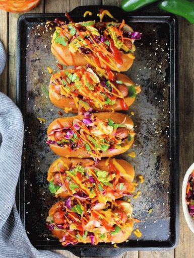 Fotografia unui hot dog cu kimchi în stil asiatic