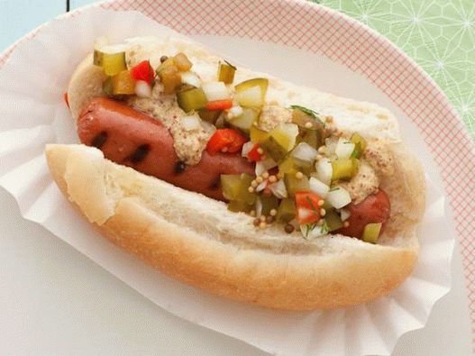 Foto Hot dog cu cârnați la grătar și sos de castraveți murați de casă