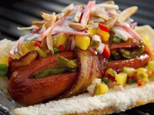 Foto Hot dog cu cârnați în bacon și topping ananas