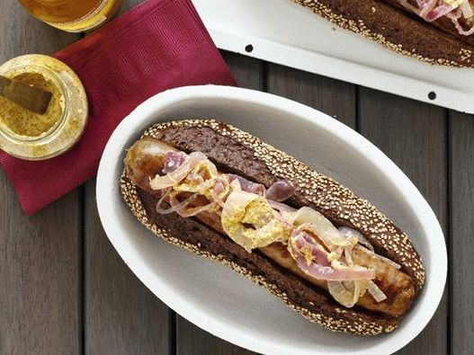 Foto Hot dog cu cârnați de vită, brânză Wisconsin la grătar