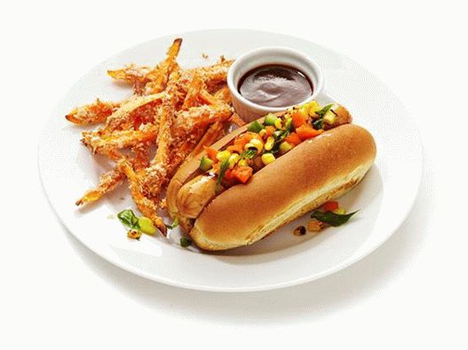Foto Hot dog cu cârnați de pui la grătar și cartofi prăjiți