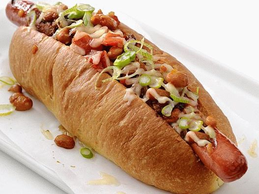 Foto Hot dog cu brânză și sosuri de chili și cipotle
