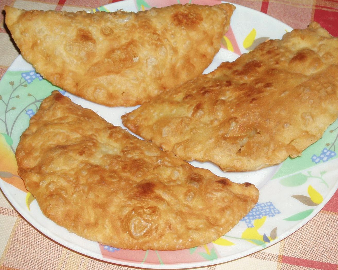  " ></p>
<ul>
<li>2</li>
</ul>
<ul>
<li>
<p>Timp de gătit </p>
<div id="toc_container" class="no_bullets"><p class="toc_title">Contents</p><ul class="toc_list"><ul><li><ul><li><a href="#40_min"><span class="toc_number toc_depth_3">0.0.1</span> 40 min </a></li><li><a href="#Farfurie_medie"><span class="toc_number toc_depth_3">0.0.2</span> Farfurie medie </a></li><li><a href="#2438kcal"><span class="toc_number toc_depth_3">0.0.3</span> 243,8kcal </a></li><li><a href="#reteta"><span class="toc_number toc_depth_3">0.0.4</span> rețetă </a></li></ul></li><li><a href="#Hai_sa_incepem"><span class="toc_number toc_depth_2">0.1</span> Hai să începem! </a></li></ul></li><li><a href="#Ingredientele"><span class="toc_number toc_depth_1">1</span> Ingredientele </a><ul><li><a href="#O_treaba_grozava"><span class="toc_number toc_depth_2">1.1</span> O treabă grozavă </a></li></ul></li><li><a href="#pasi"><span class="toc_number toc_depth_1">2</span> pași </a><ul><li><ul><li><ul><li><a href="#Cuvinte_cheie"><span class="toc_number toc_depth_4">2.0.0.1</span> Cuvinte cheie: </a></li></ul></li></ul></li></ul></li></ul></div>
<h4><span id="40_min"><time>40 min </time></span></h4>
</li>
<li>Dificultate la rețetă<br />
<h4><span id="Farfurie_medie">Farfurie medie </span></h4>
</li>
<li>Valoarea energetică<br />
<h4><span id="2438kcal">243,8kcal </span></h4>
</li>
<li>evaluare </li>
<li>
<h4><span id="reteta">rețetă </span></h4>
</li>
</ul>
<p>Mulți oameni le place să se trateze cu produse delicioase.  Vă oferim O altă rețetă simplă pentru a face produse de patiserie acasă.  Aluatul se dovedește aerisit și crocant.  Încercați și evaluați cu demnitate. </p>
<h3><span id="Hai_sa_incepem">Hai să începem! </span></h3>
<h2><span id="Ingredientele">Ingredientele </span></h2>
<p>0/8 ingrediente </p>
<ul>
<li><label>Kefir – 1 cană </label></li>
<li><label>Ouă – 1 buc. </label></li>
<li><label>Umplutură – 400 g </label></li>
<li><label>Ceapa – 2 buc. </label></li>
<li><label>Ulei vegetal </label></li>
<li><label>făină </label></li>
<li><label>Sare după gust </label></li>
<li><label>Condimente după gust </label></li>
</ul>
<p><time>40 мин</time><time>40 мин</time> 243,8</p>
<h3><span id="O_treaba_grozava">O treabă grozavă </span></h3>
<p>Buna pofta, sper sa te distrezi cu noi! </p>
<h2><span id="pasi">pași </span></h2>
<p>Pași făcuți: 0/0 </p>
<ol>
<li>Turnați 1 cană de kefir într-un bol adânc.  Adăugați 1 ou și un vârf de sare.  Bateți cu o furculiță. </li>
<li>Introduceți treptat făina în masă, amestecând constant.  Aluatul Ar trebui să fie gros, dar nu foarte fain.  Pune aluatul masă și frământă bine.  <img src="/wp-content/uploads/images/hrustyashie_chebureki_na_kefire_foo_2.jpg"alt=