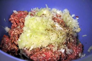  " ></li>
<li>Împărțiți aluatul în 10 părți.  Rulează fiecare piesă.  pe pune umplutura la mijloc.  Formați un cheburek.  Bine rostogolit un știft pentru a împiedica scurgerea sucului.  Se taie excesul de aluat. </li>
<li>
<p>Chebureks pentru a prăji o cantitate mare de legume preîncălzite ulei.  <img src="/wp-content/uploads/images/hrustyashie_chebureki_na_kefire_foo_4.jpg"alt=