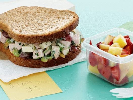 Sandwich-uri cu salată de curcan