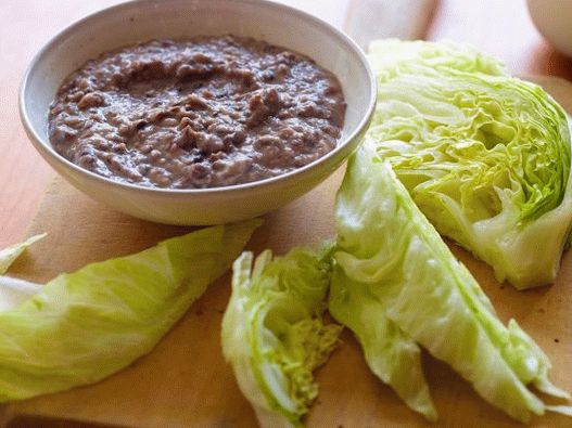Foto cu hummus de fasole neagră