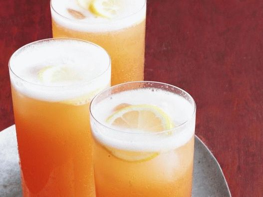 Cocktail de piersici scânteiere foto