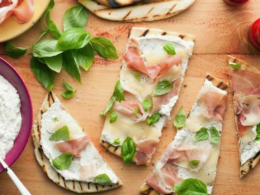 Foto tortilla piadina italiana cu branza si prosciutto