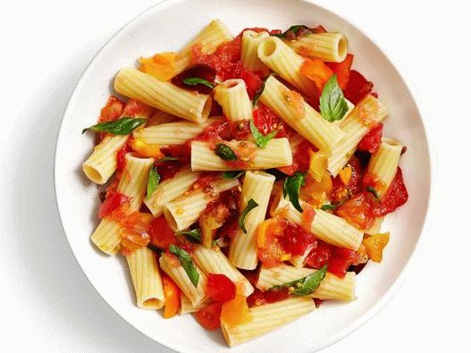 Foto paste italiene cu busuioc și piure de sos de roșii