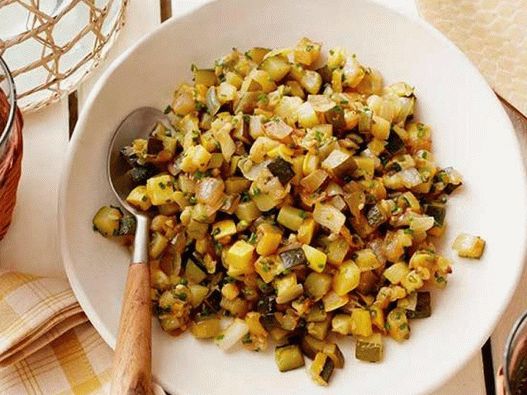 Fotografie de dovlecel prăjit cu ardei iute și ierburi