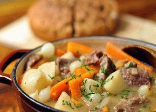 Carne de vită cu cartofi la cuptor