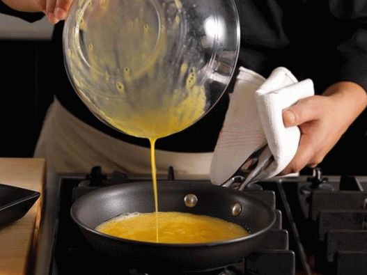 Adăugați amestecul de ouă