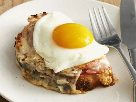 la sfârșit coaceți un sandwich croque monsieur, serviți cu ouă mărunțite