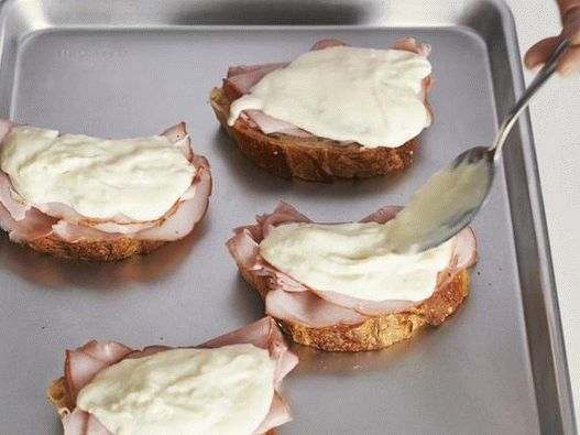 așezați un strat de bechamel pe partea de sus a șuncă