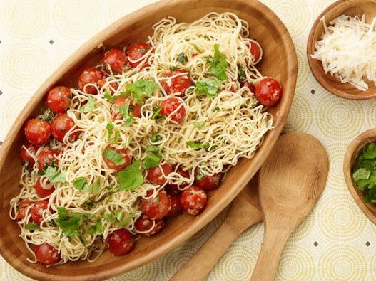 Foto de Capellini cu roșii și busuioc
