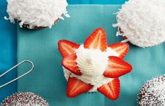 Foto cu cupcakes cu glazură de nucă de cocos