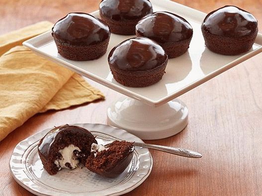 Cupcakes foto cu umplutură de cremă și glazură de ciocolată