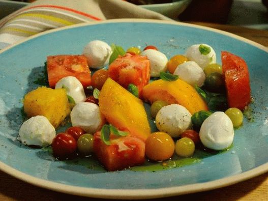 Foto de Caprese cu roșii și mozzarella boccini