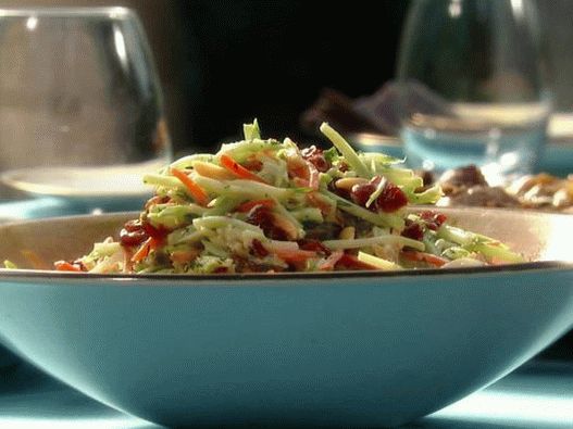 Salată de varză cu broccoli cu sos raita