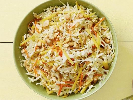 Foto Salată de varză cu mango într-un pansament de nucă de cocos