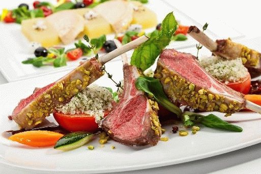 Fotografie cu un cremalier de miel prăjit de la gorgonzola pe grătar