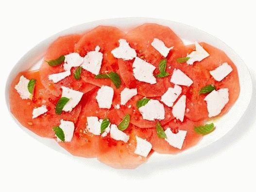 Fotografie de carpaccio de pepene verde cu ricotta sărată