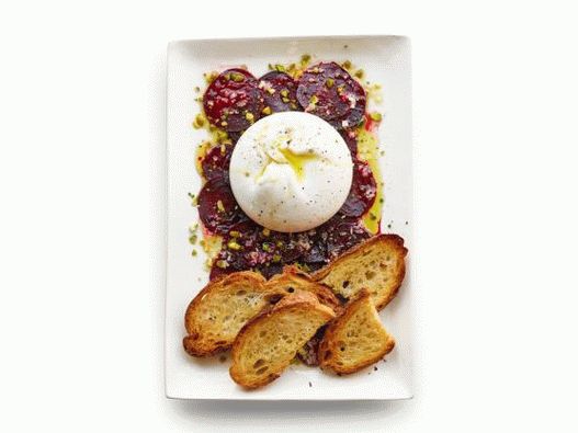 Fotografie cu carpaccio de sfeclă cu brânză burrata