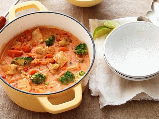 Foto cu curry în lapte de nucă de cocos cu pui și conopidă