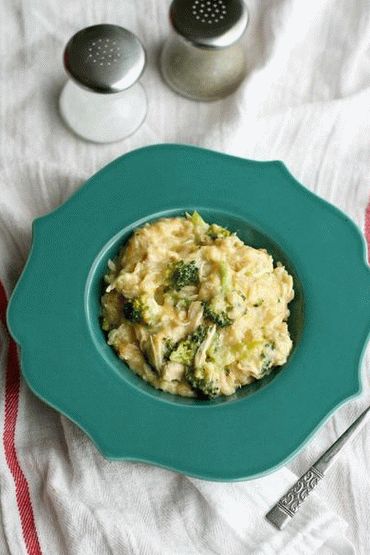 Fotografia curry cu pui și broccoli