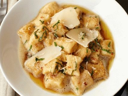Foto gnocchi de cartofi cu ulei brun și salvie