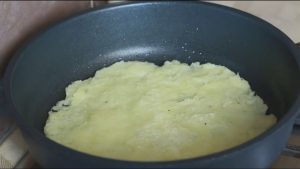  " > Prăjiți pe ambele părți.  <img src="/wp-content/uploads/images/kartofelnie_rolli_s_seledkoj_foo_4.jpg"alt=
