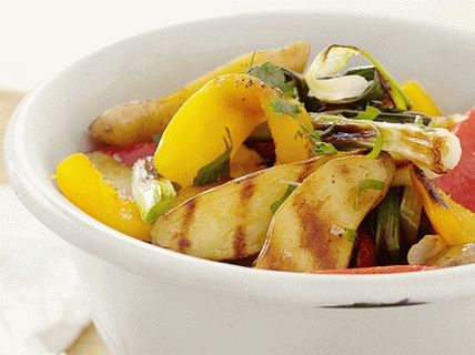 Foto Salată de cartofi la grătar cu ardei dulce