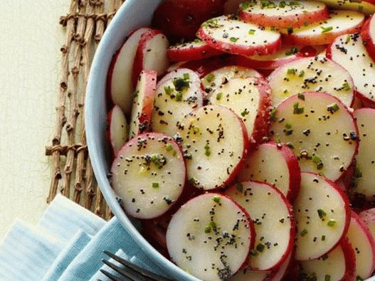 Foto Salată de cartofi cu semințe de mac