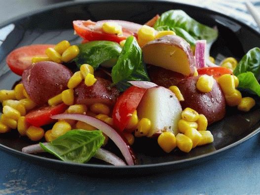 Foto Salată de cartofi cu roșii, porumb și busuioc