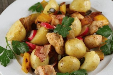 Salată de cartofi cu ridiche, slănină și pui