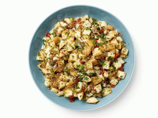 Foto Salată de cartofi cu murături